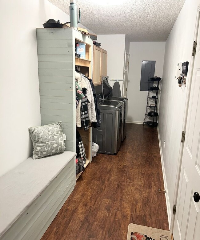 Building Photo - 200 Dramtree Dr