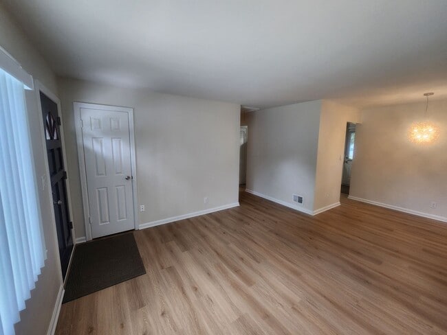 Building Photo - Beautiful and spacious 3 bedroom 1 bath ho...