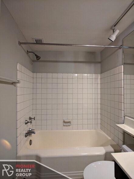 Building Photo - 433 W Wellington Ave