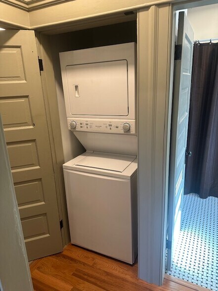2nd floor laundry - 1295 Kutchins Pl