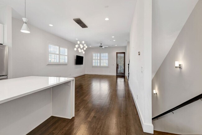 Building Photo - Modern living in Salemtown!