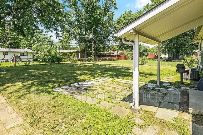 Building Photo - 2365 N Pointe Ln