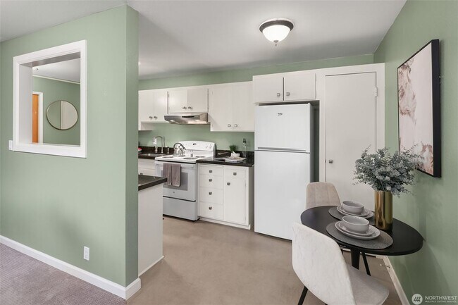 Building Photo - Top-Floor Downtown Bellevue Condo with Sunset Views
