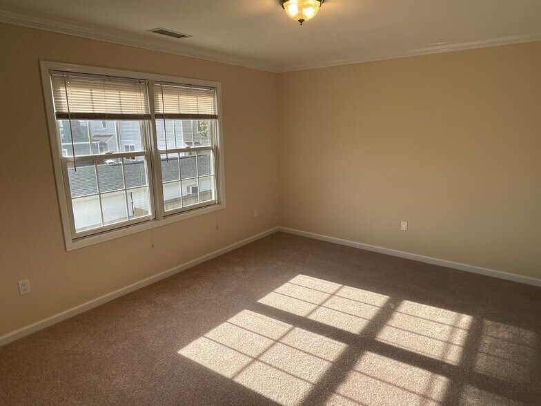 Building Photo - 292 Hemlock Ter