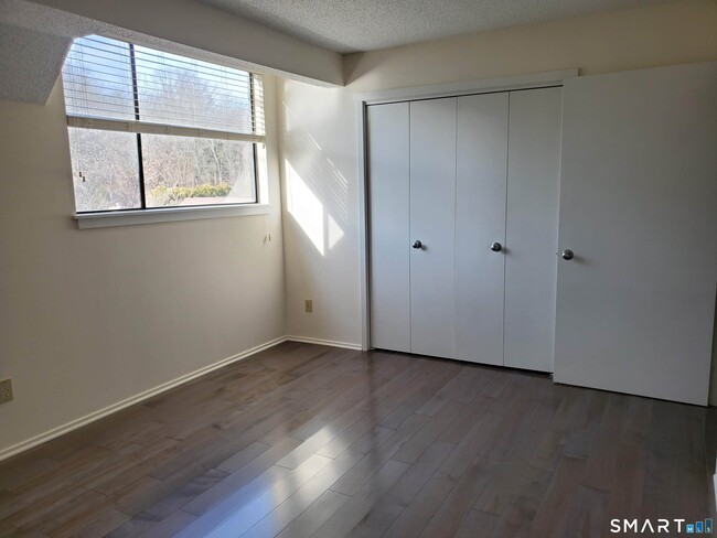 Building Photo - 434 Heritage Vlg