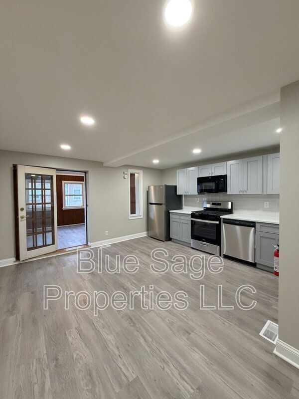 Building Photo - 402 Rively Ave