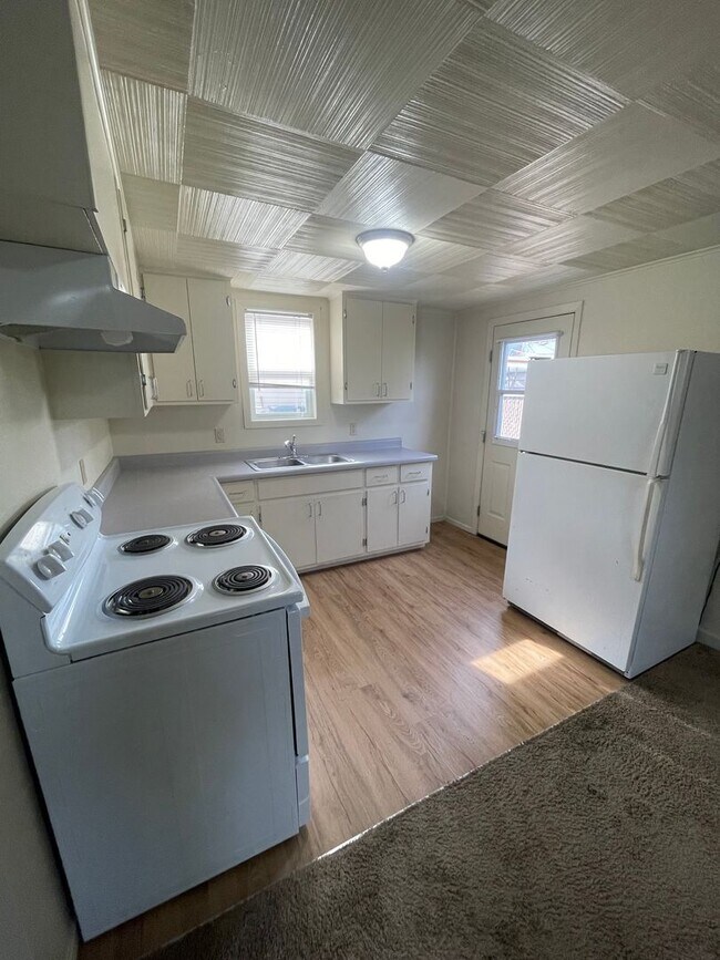 Building Photo - Do not miss this cozy 2 bedroom Lebanon Apartment!