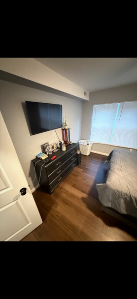 Building Photo - 107 Main St