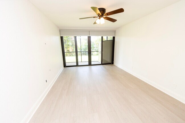 Building Photo - 11060 S Lakeview Dr