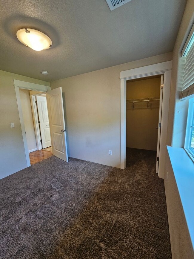 Building Photo - Beautiful Home near Schools and a Large Park!