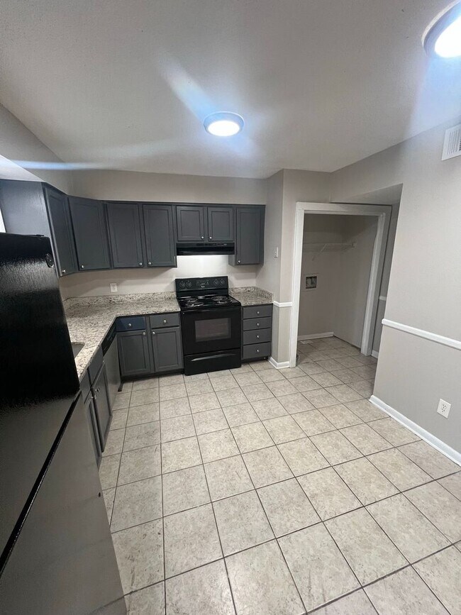 Building Photo - COMING SOON!!! 3 bed 1.5 bath TOWNHOME!!