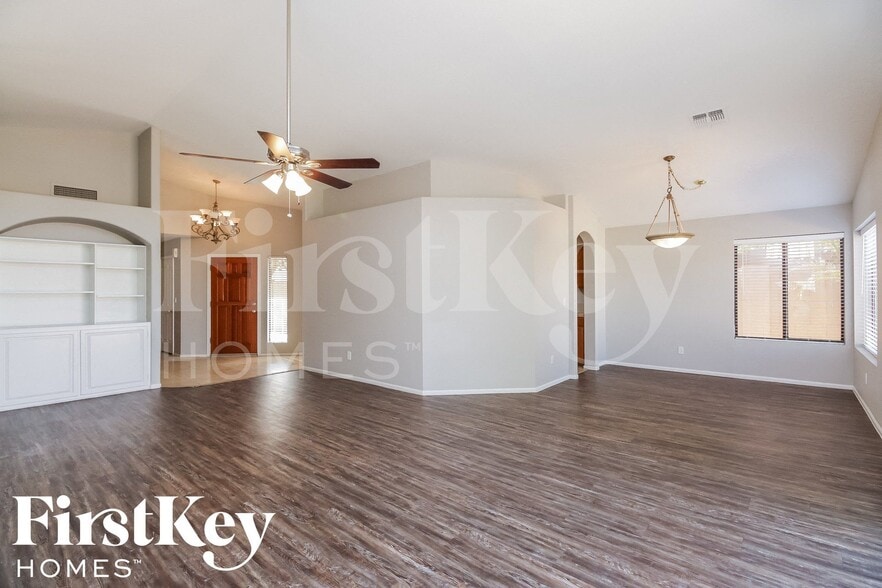 Building Photo - 306 E Vaughn Ave