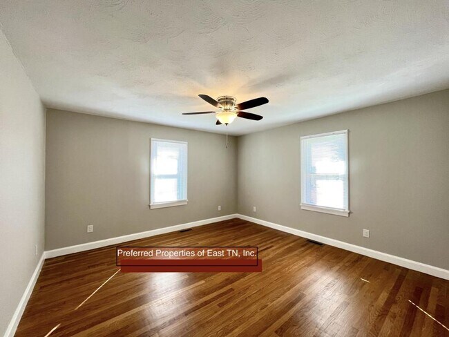 Building Photo - 160 Majestic Cir