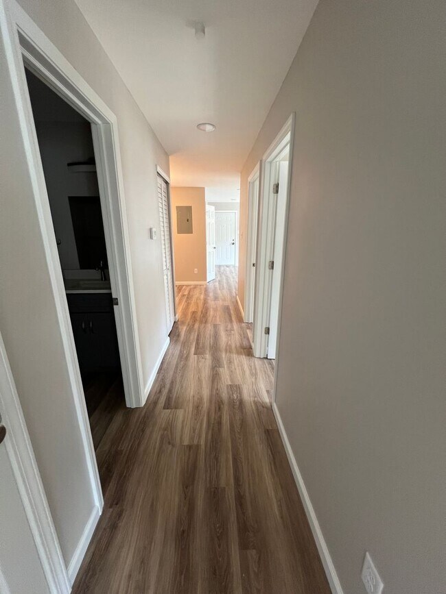 Building Photo - 3-Bedroom, 2-Bathroom Apartment on Bloomington's Eastside