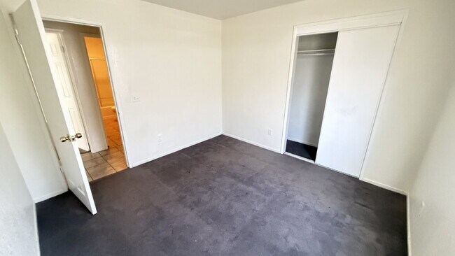Building Photo - Spacious 3 Bed / 1 Bath Apartment with Open Layout & In-Unit Laundry