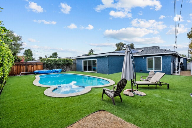 Building Photo - 10144 Gaviota Ave