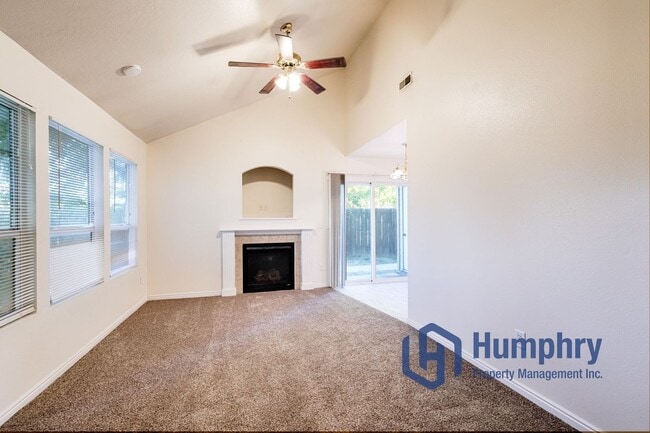 Building Photo - Nampa Fourplex, 2Bd/2Bth/CP, 930Sqft, near Karcher mall off Caldwell Blvd in Nampa