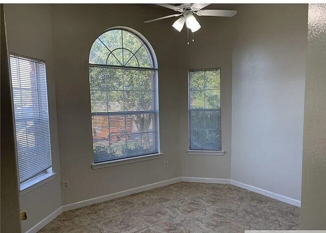 Building Photo - MOVE IN SPECIAL - 1/2 OFF FIRST MONTHS RENT!