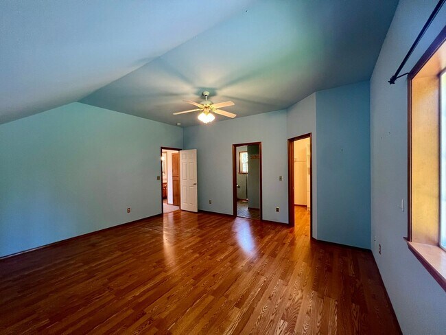 Building Photo - 3+ BD on 2 Acres - Barn Included