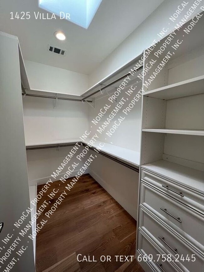Building Photo - 1425 Villa Dr