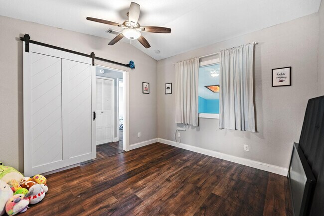 Building Photo - 6187 Laurel Ln