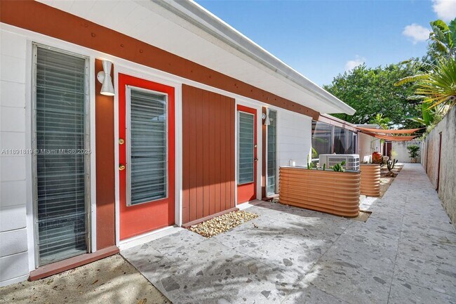 Building Photo - 630 NE 14th Ave