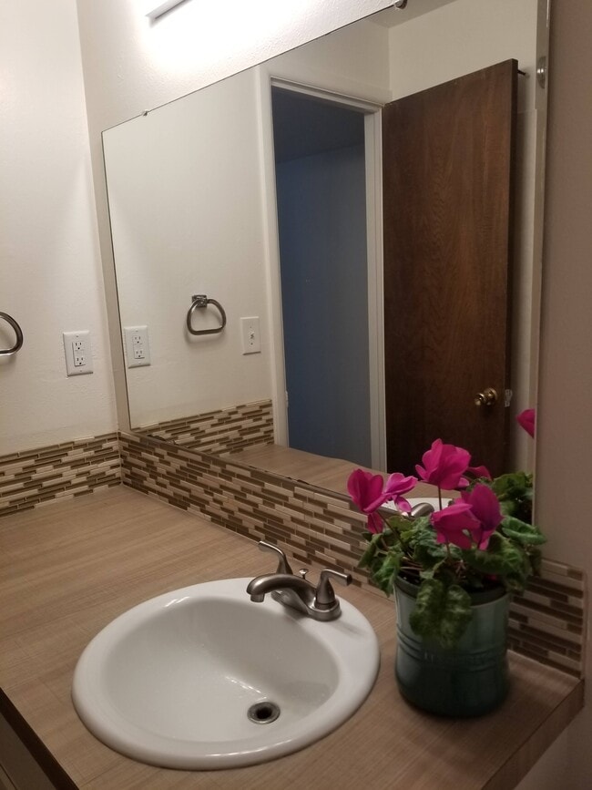 Building Photo - 1232 W Ridenbaugh St