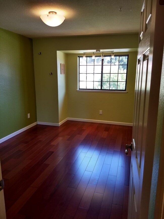 Building Photo - Updated 3 Bed 2.5 Bath Home!