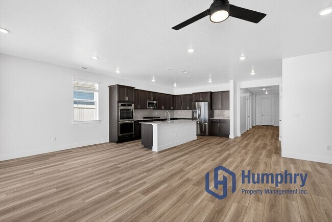 Building Photo - Beautiful home minutes from Costco