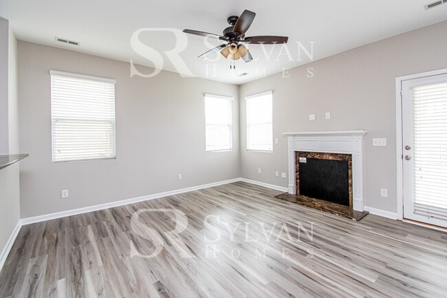 Building Photo - Feel welcome in this well-maintained 4BR 2...