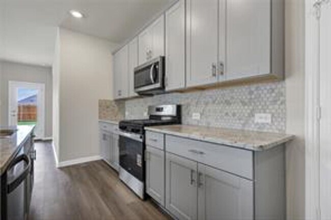 Building Photo - Spacious 3BR/2.5BA Home Near Parks, Dining & Community Pool