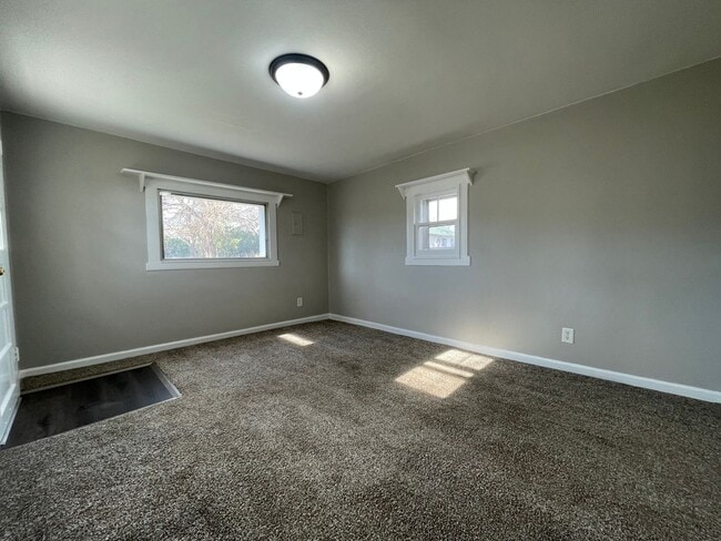 Building Photo - 2 bed, 1 bath home for rent in Waterloo