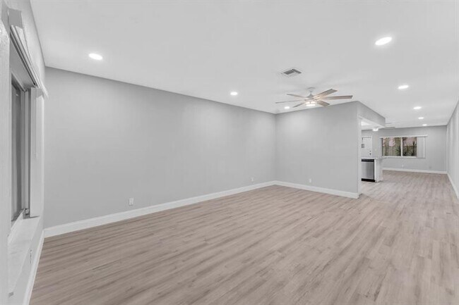 Building Photo - 7902 NW 70th Ct