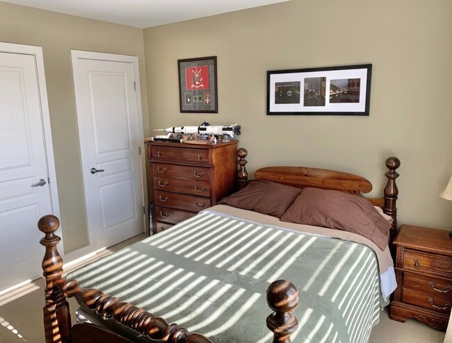 Building Photo - 2 BEDROOM 2.5 BATH TOWNHOME WITH DOWNTOWN ...