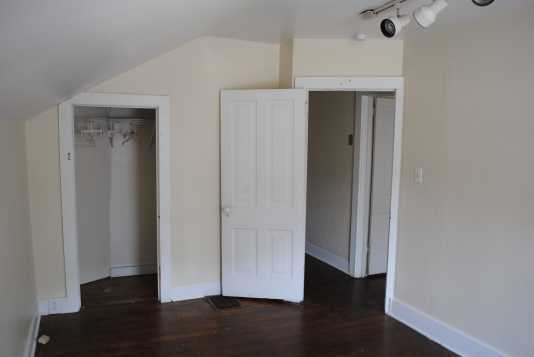 Building Photo - Spacious and Bright 3 Bedroom Townhouse