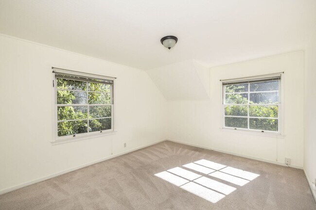 Building Photo - 1 Bed, 1 Bath Standalone ADU w/ Laundry & ...