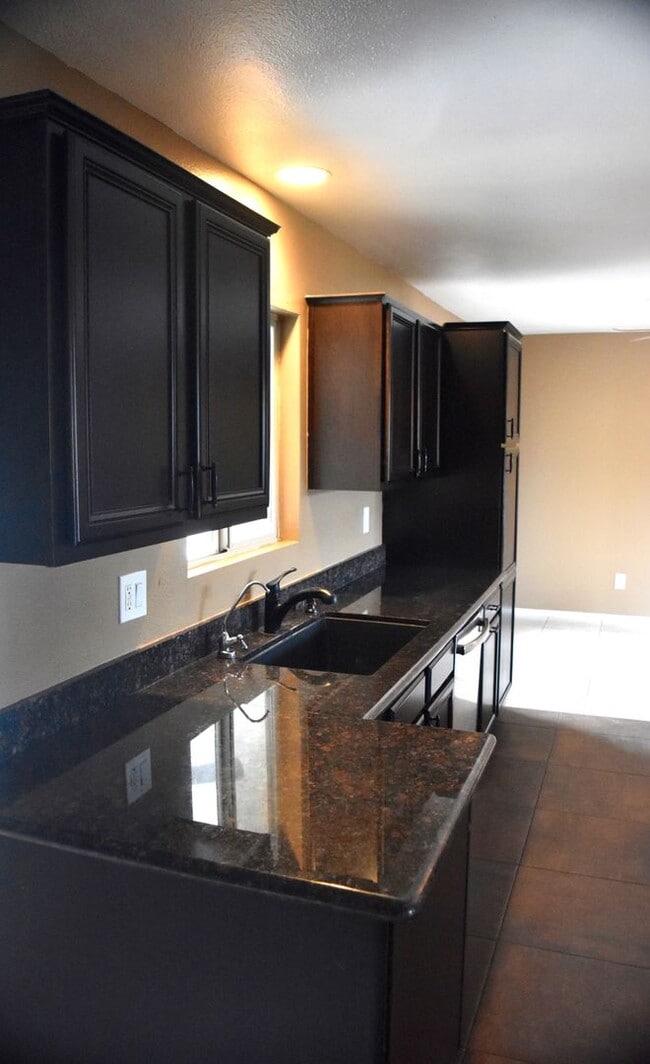 Building Photo - Awesome 5 Bed 2 Bath Home at ASU