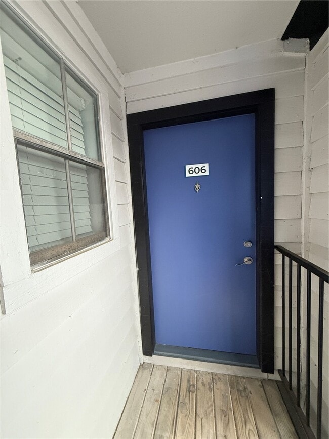 Building Photo - 2701 W Bellfort Ave