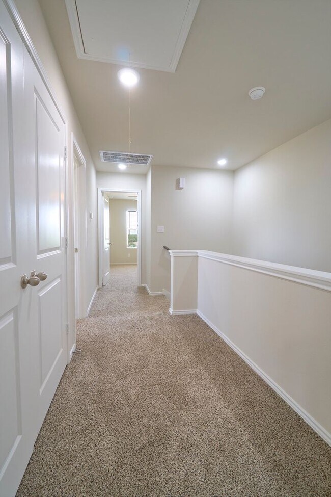 Building Photo - Hunters Ranch Beauty! 3 Bedroom 2 1/2 Bath Townhome