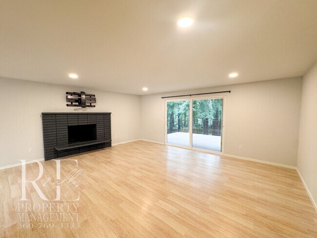 Building Photo - Modern Split-Level Home with Two Living Spaces & Expansive Yard in Port Orchard