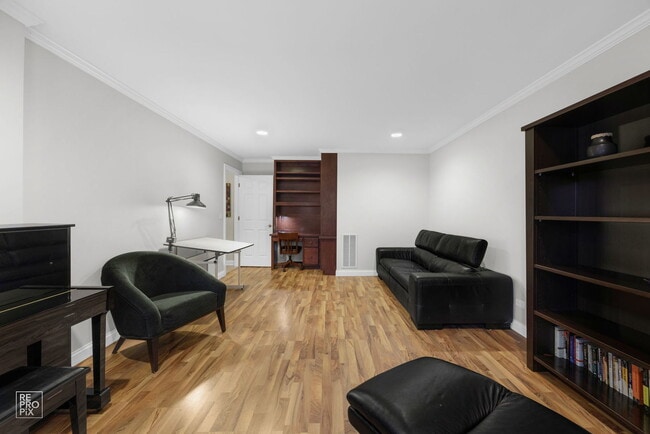 Building Photo - 940 Shandrew Dr