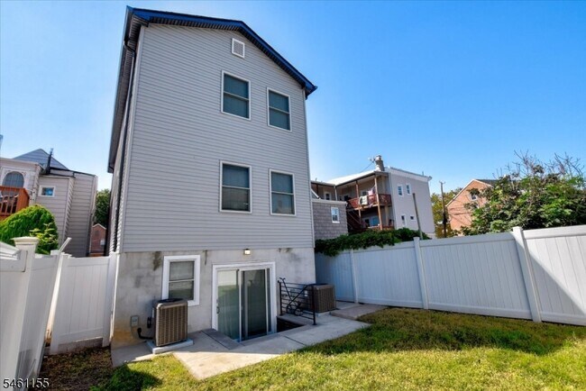 Building Photo - 109 N 2nd St
