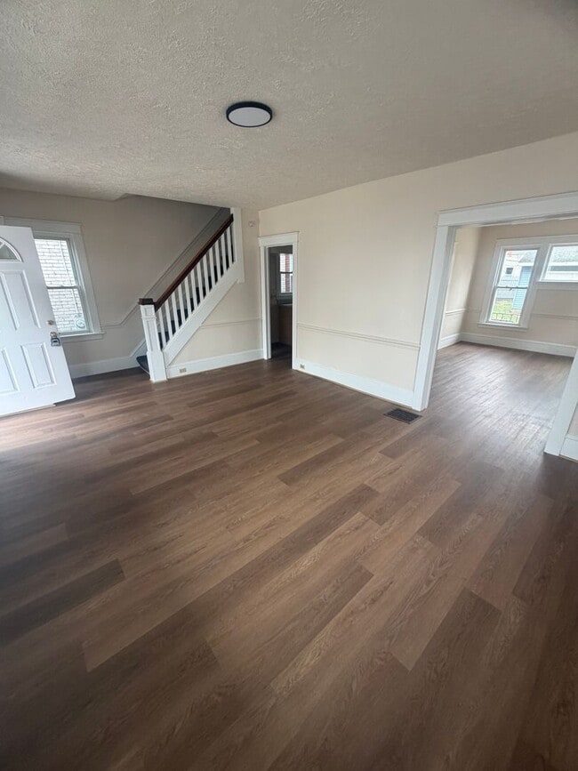 Building Photo - 3 Bed 1 Bath with 2 car garage