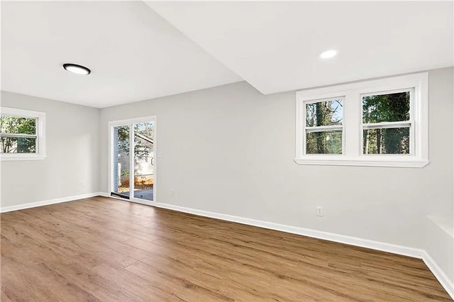 Building Photo - 4 Bed, 3 Bath in Decatur!