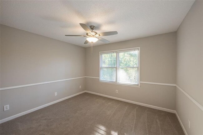 Building Photo - 4648 Calumet Cir NW