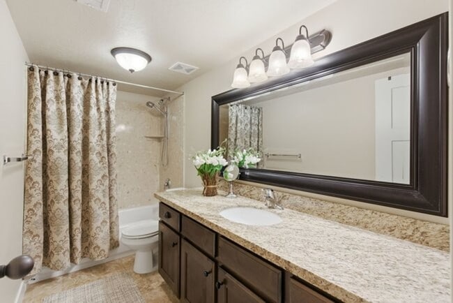 Building Photo - Beautiful Riverton Townhome in Gated Community!
