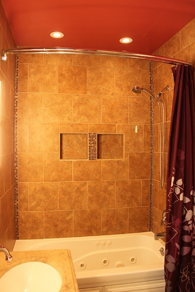 Building Photo - 1010 S Cloverdale Blvd