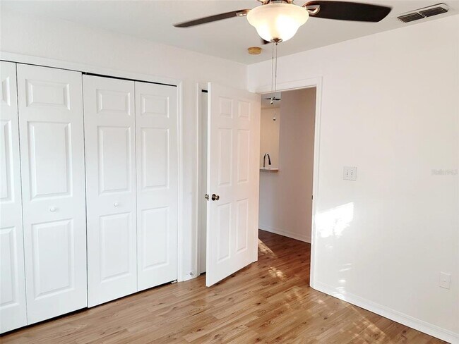 Building Photo - 5475 Vineland Rd