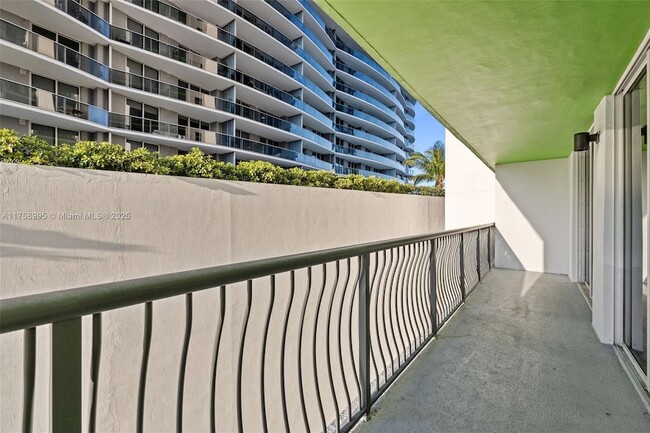 Building Photo - 1756 N Bayshore Dr
