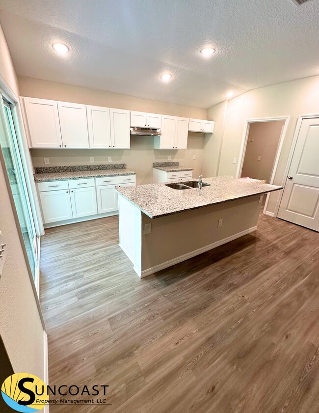 Building Photo - Elegant 4 Bedroom Off Collins!